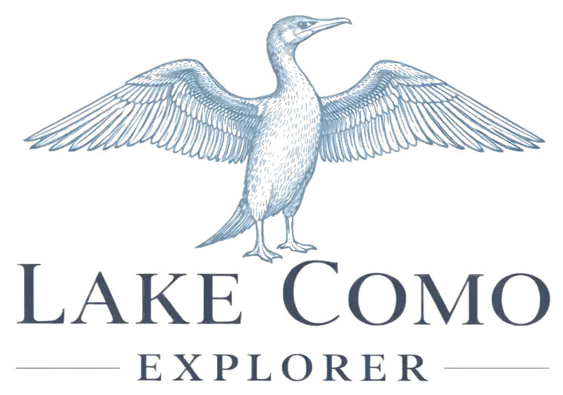 洗練された彫刻スタイルで、翼を広げた鵜の紋章が「Lake Como Explorer」のワードマークの上にある