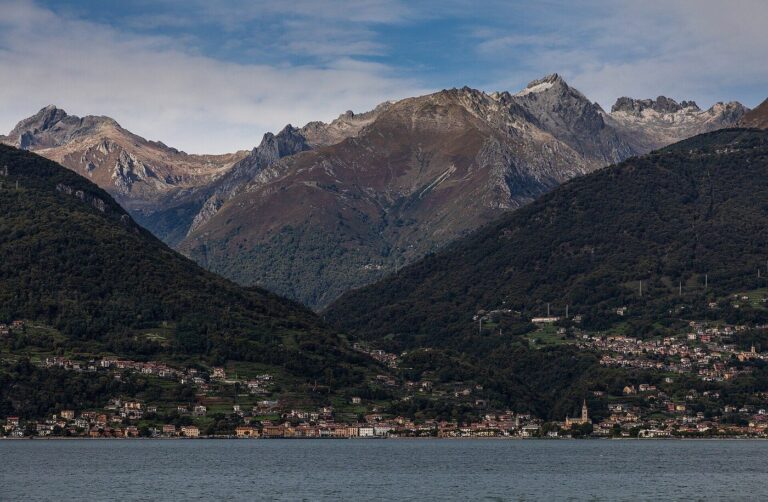 多马索，位于科莫湖西岸北部，坐落在阿尔托拉里奥崎岖的山峰之下