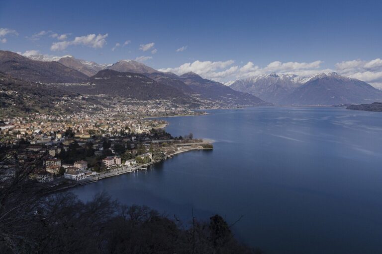 科莫湖西岸 Dongo 的湖滨和屋顶，远处是积雪覆盖的山峦