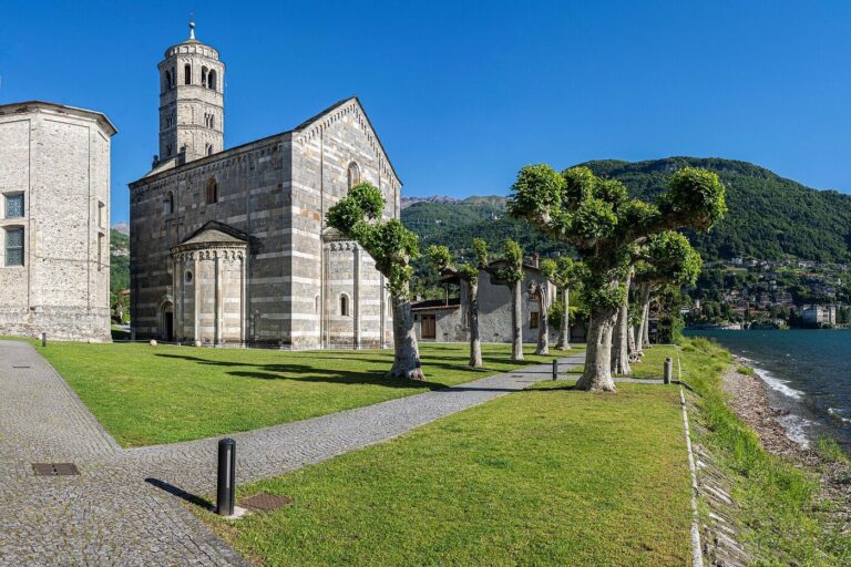 科莫湖畔格拉韦多纳的 Santa Maria del Tiglio 罗曼式乐队石教堂