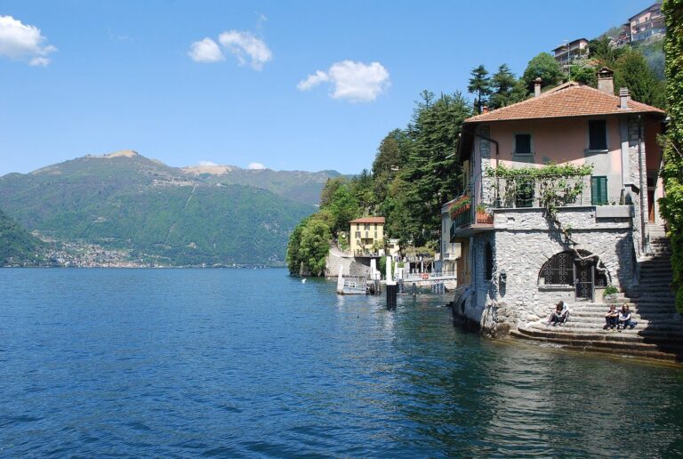 诺索（Nesso）的石屋依陡峭的山坡而下，直抵科莫湖岸。