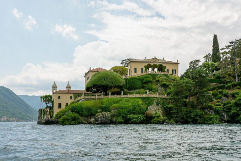 贝加米奥别墅（Villa del Balbianello），坐落于科莫湖（Lake Como）附近莱诺（Lenno）镇 wooded peninsula