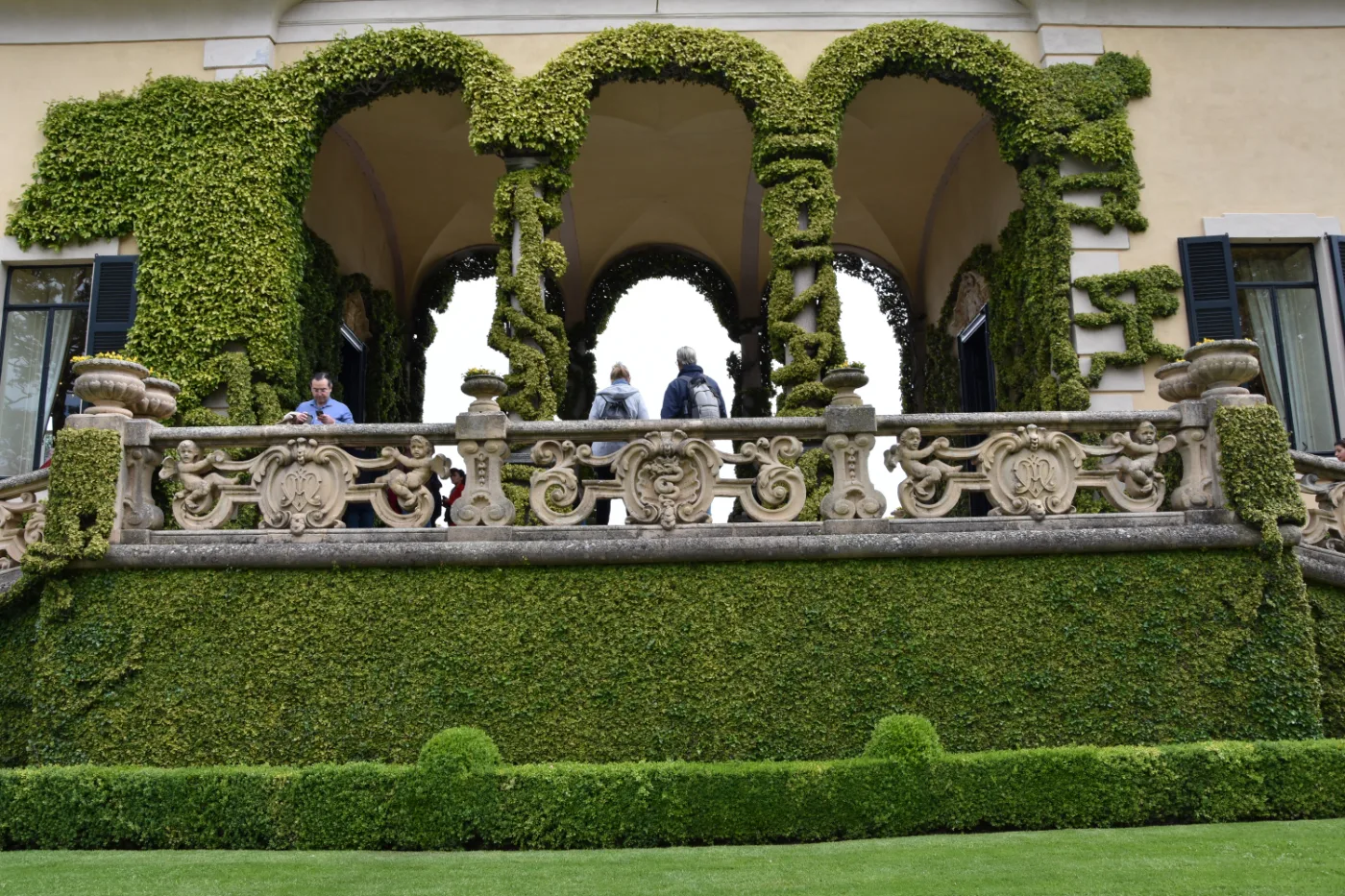Comomeer: welke tours te boeken 1 De met klimop begroeide gewelfde loggia en de gesneden stenen balustrade bij Villa del Balbianello, Lenno