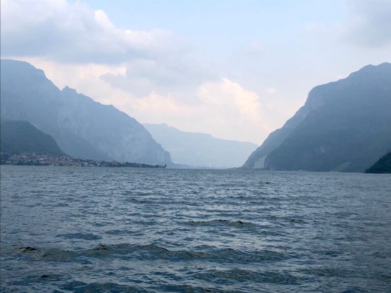 从科莫湖莱科支流看到的瓦塞纳村