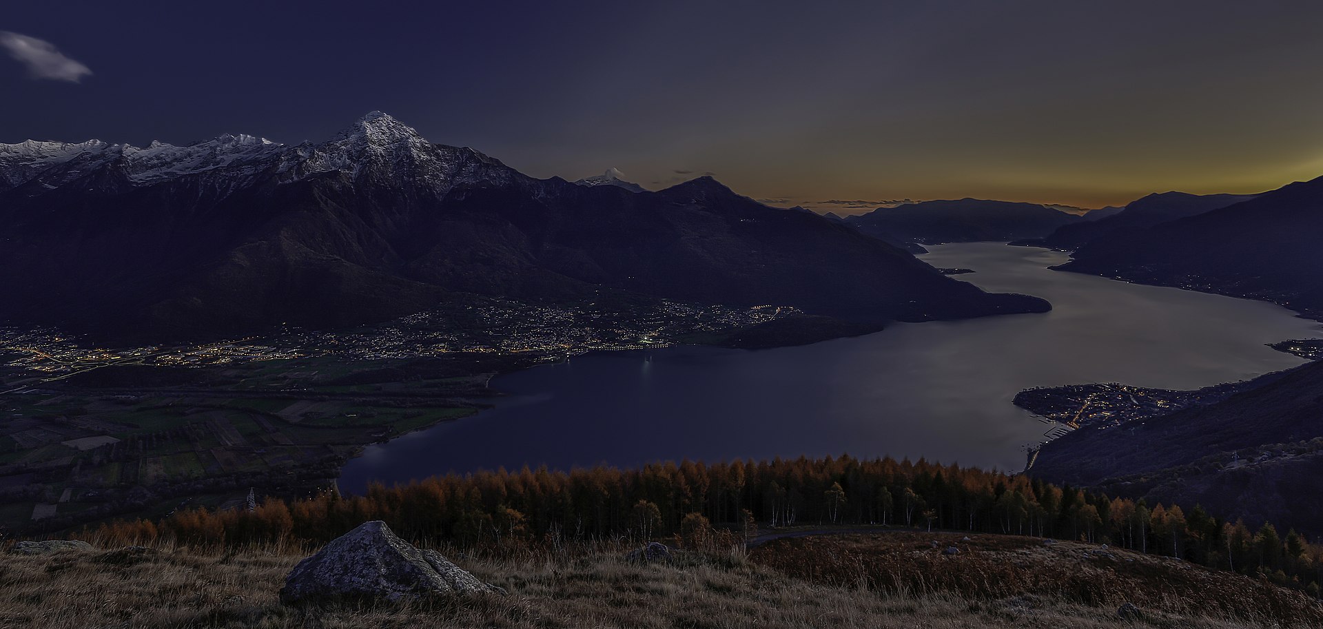 Lake Como in Autumn and Winter: What Is Open, Month by Month 1 Autumn sunset over the upper Lake Como at Colico with mountains behind