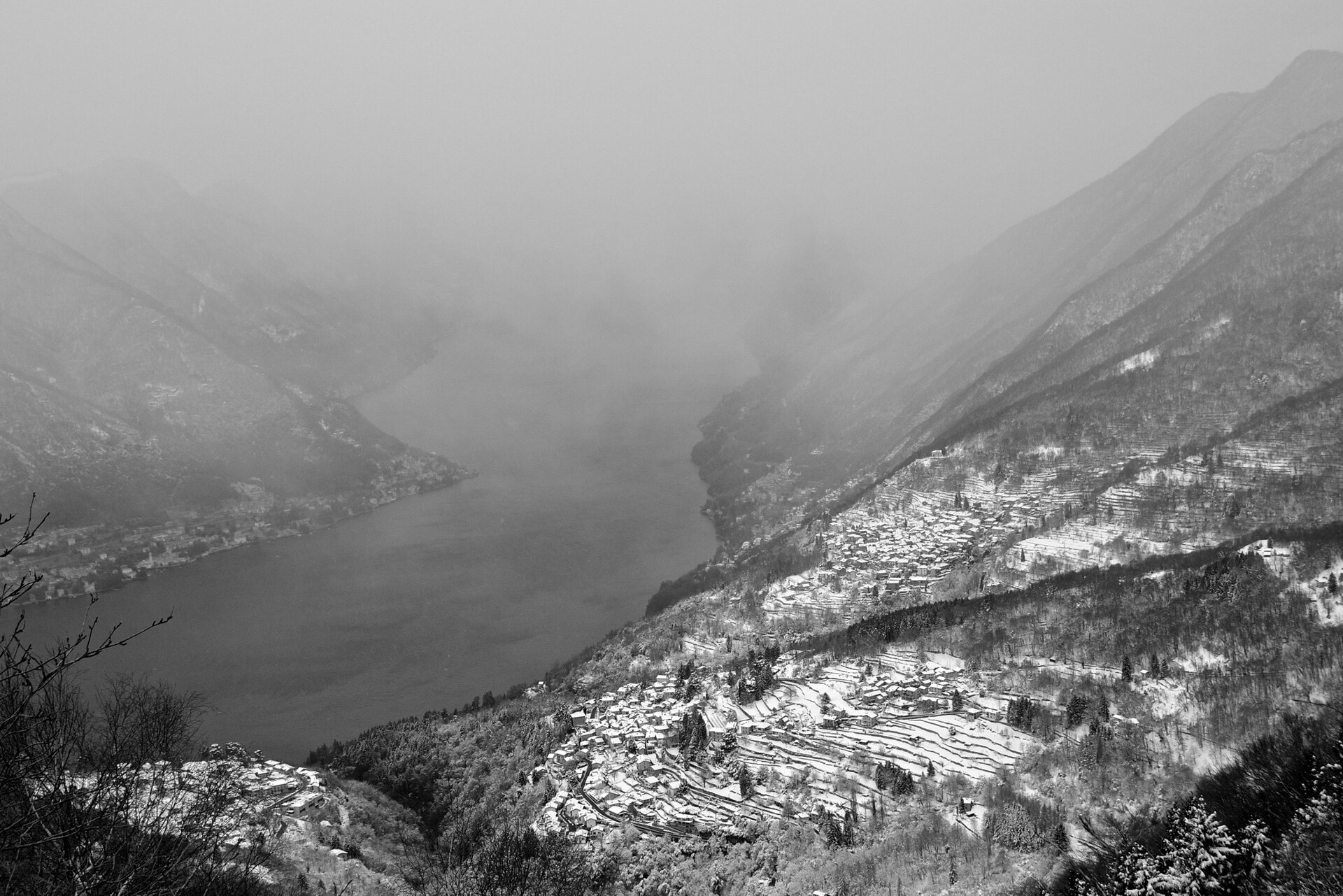 Lake Como in Autumn and Winter: What Is Open, Month by Month 4 Lake Como under snow with white mountains and a grey winter sky